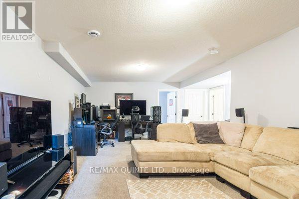 33 Chinook Street, Belleville, Ontario  K8P 0C6 - Photo 5 - X12452495