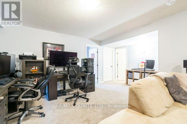 33 Chinook Street, Belleville, Ontario  K8P 0C6 - Photo 6 - X12452495