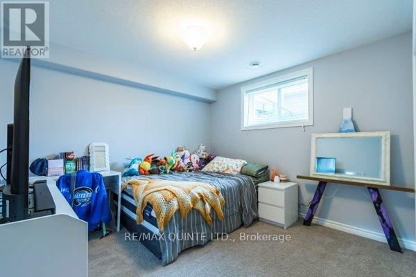 33 Chinook Street, Belleville, Ontario  K8P 0C6 - Photo 7 - X12452495