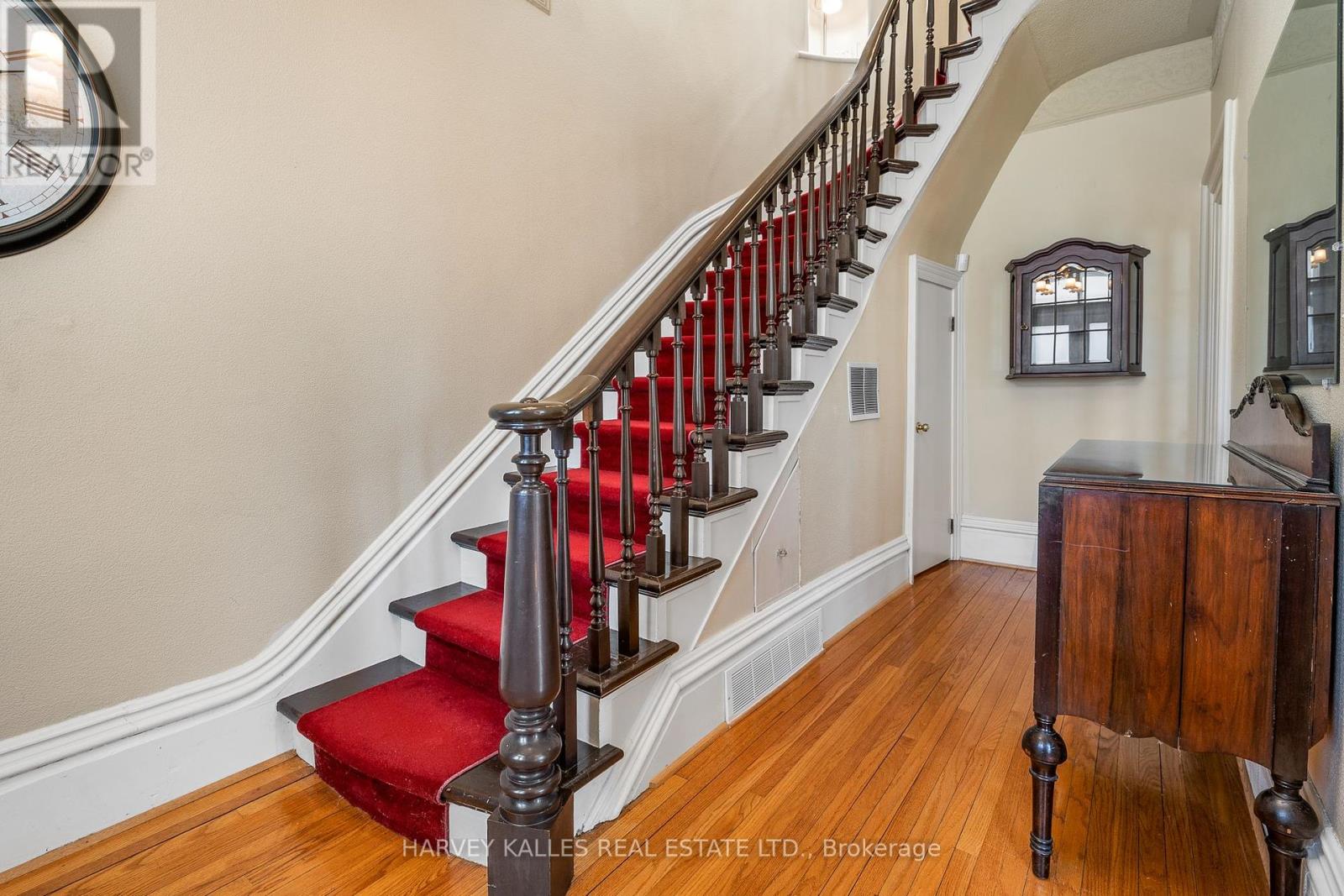 18 Centre Street, Prince Edward County, Ontario  K0K 2T0 - Photo 6 - X12456770