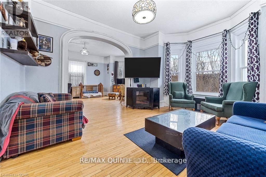 58 Avondale Road, Belleville, Ontario  K8P 4G3 - Photo 9 - X12475564