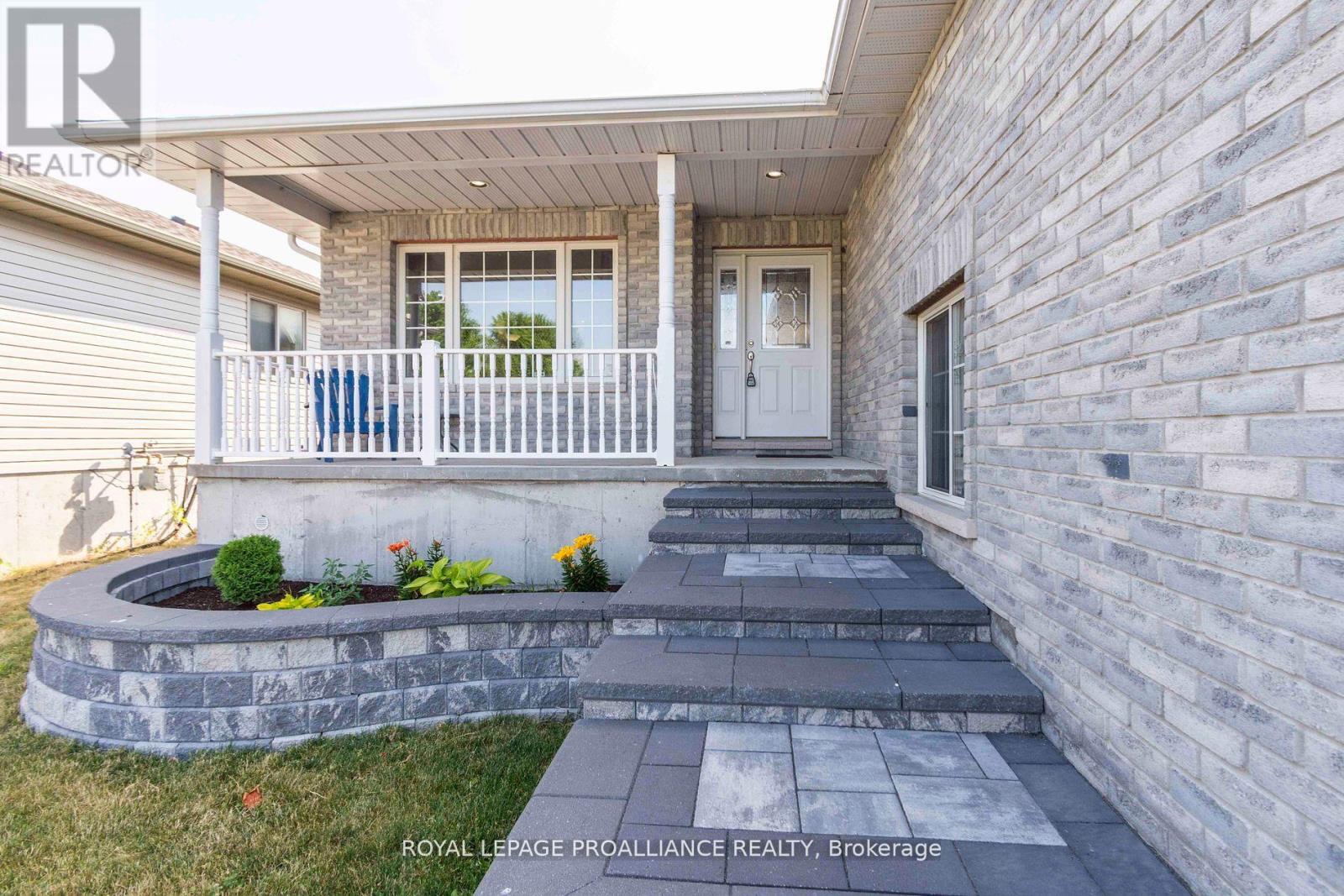 35 Forest Valley Drive, Quinte West, Ontario  K0K 2C0 - Photo 2 - X12478408