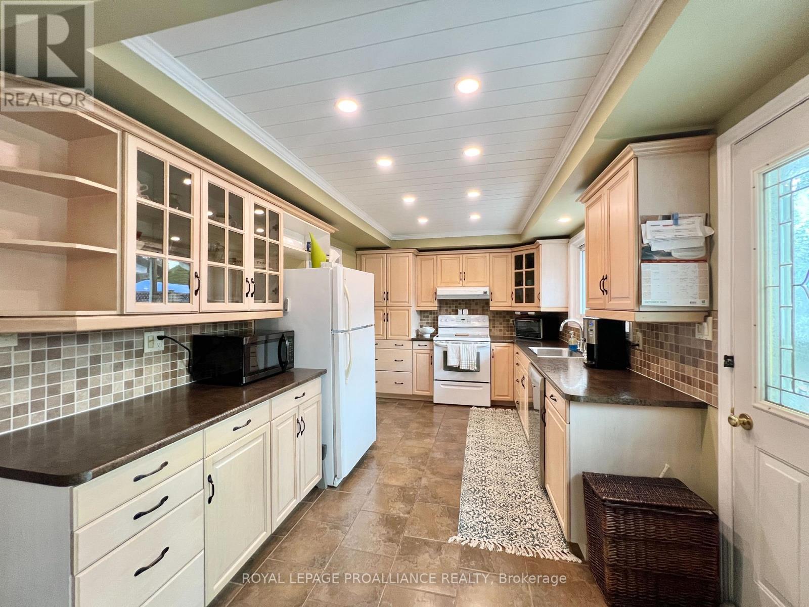 11 Stavebank Road, Belleville, Ontario  K8P 2N7 - Photo 6 - X12480137