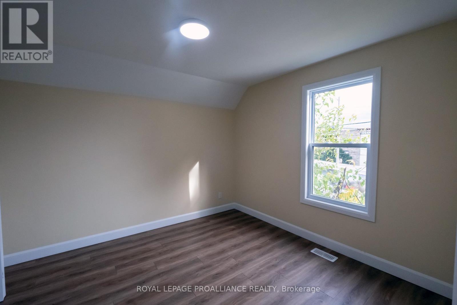 90 Dundas Street E, Belleville, Ontario  K8N 1C1 - Photo 22 - X12480290