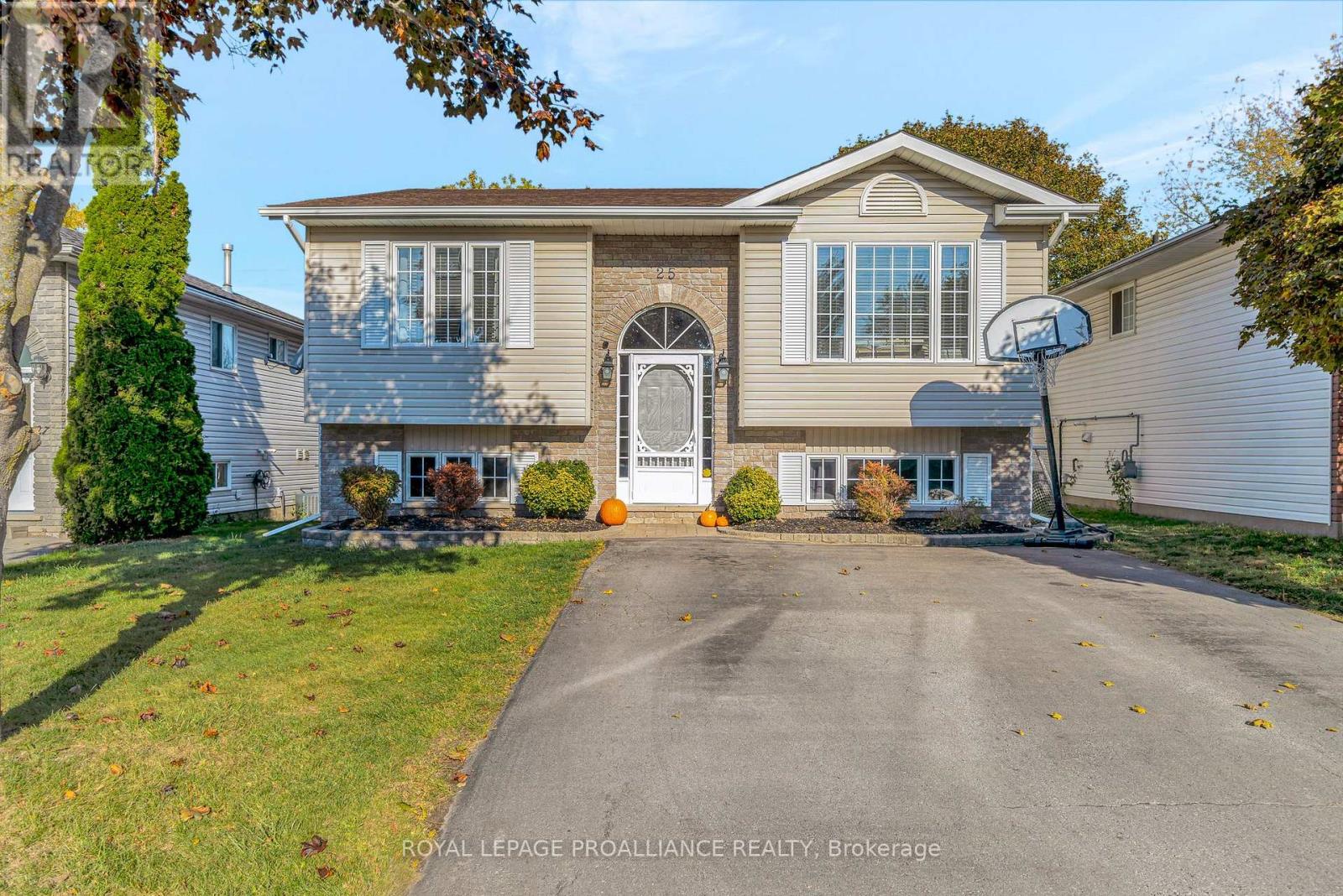 25 FARADAY GARDENS, Belleville, Ontario