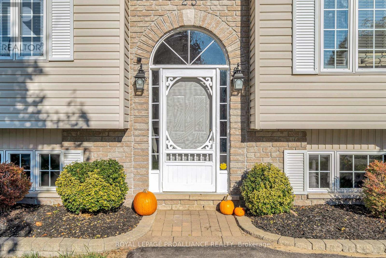 25 Faraday Gardens, Belleville, Ontario  K8P 5J5 - Photo 2 - X12491558