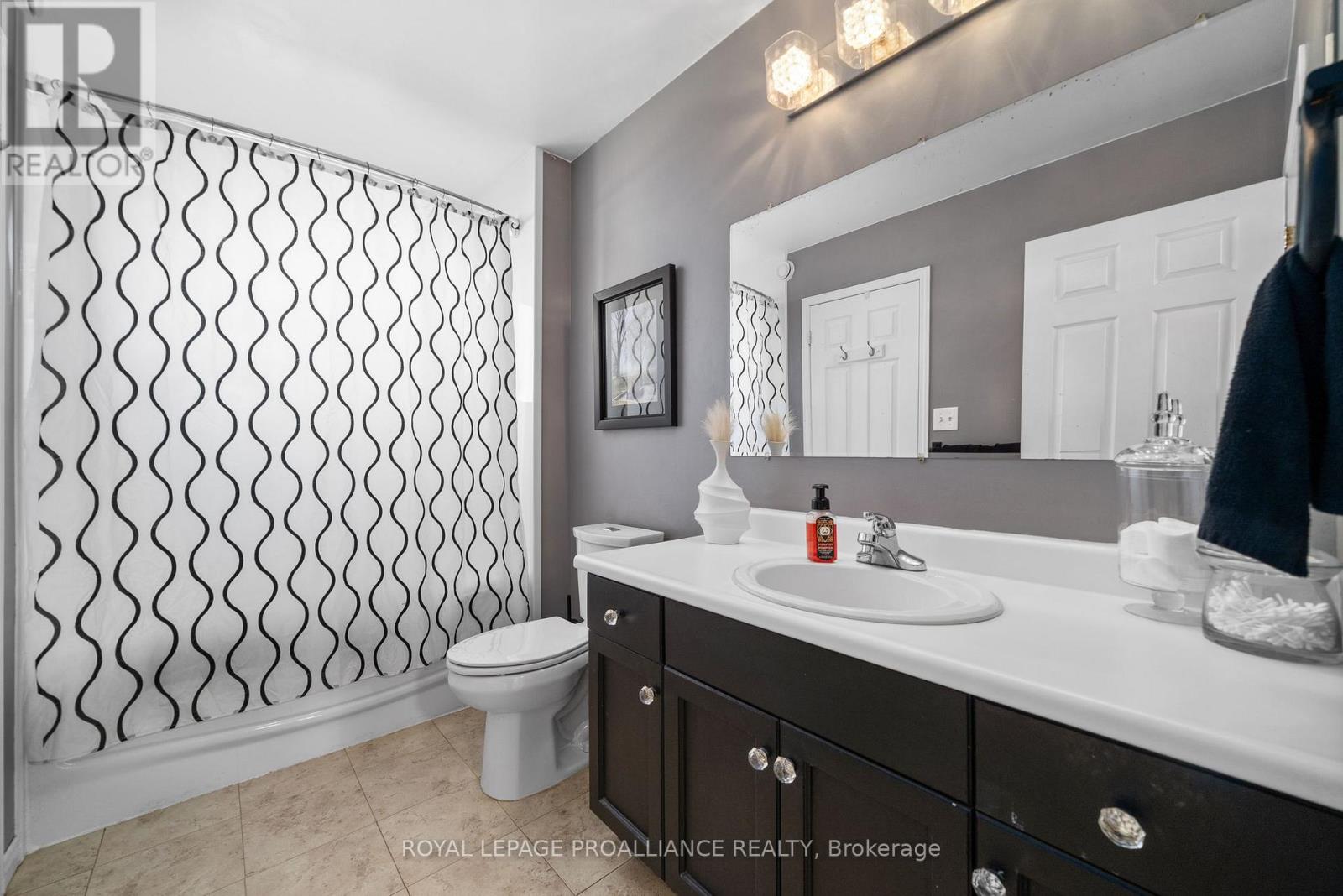 25 Faraday Gardens, Belleville, Ontario  K8P 5J5 - Photo 20 - X12491558