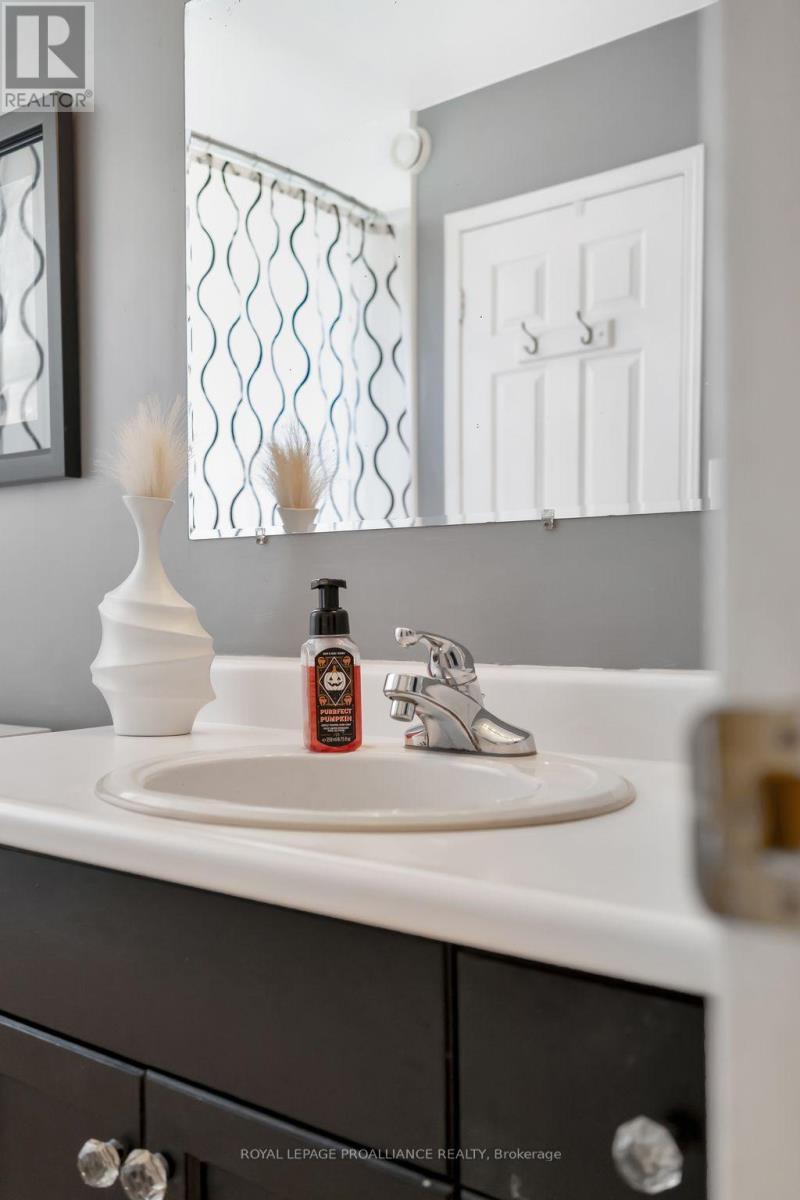 25 Faraday Gardens, Belleville, Ontario  K8P 5J5 - Photo 21 - X12491558