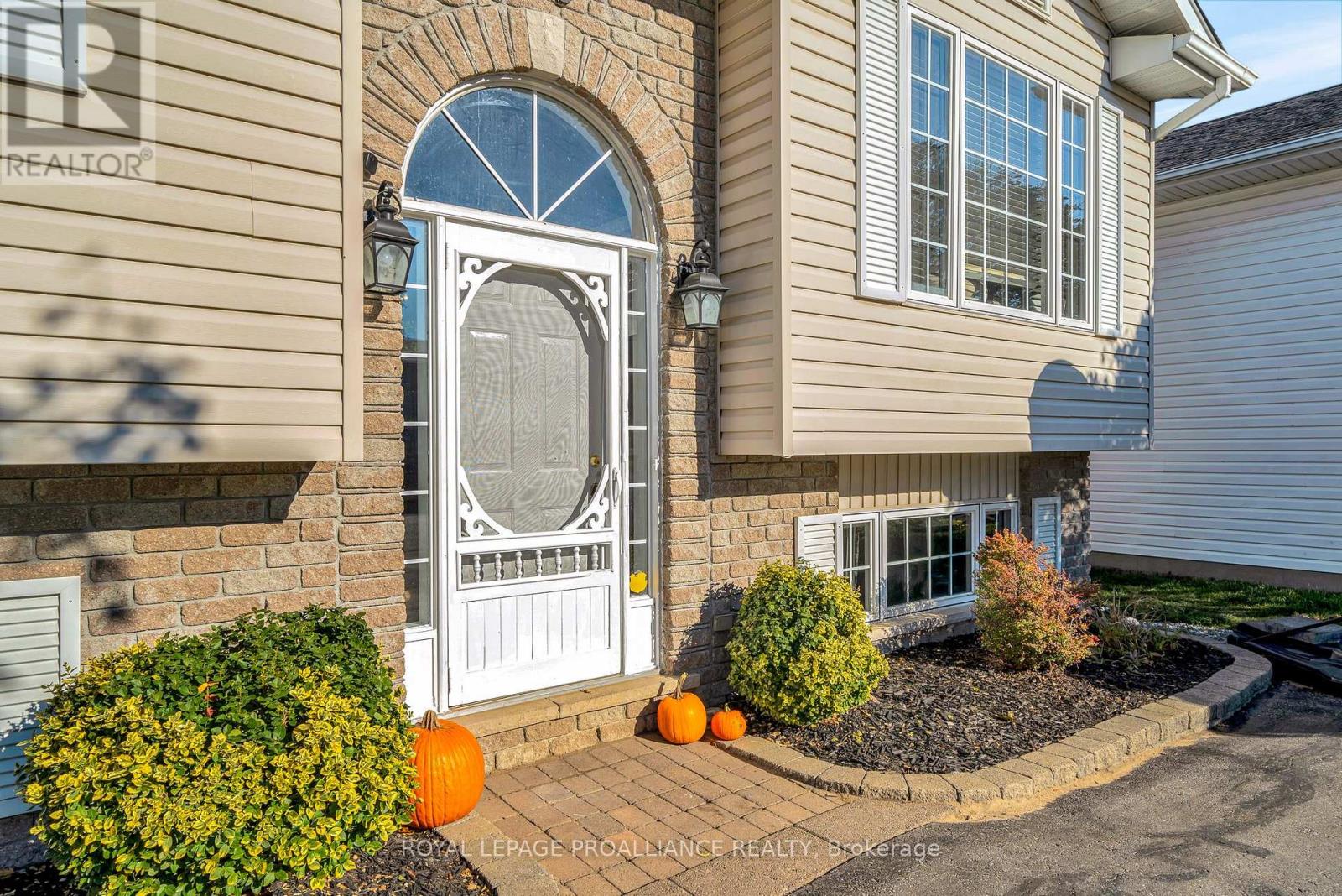 25 Faraday Gardens, Belleville, Ontario  K8P 5J5 - Photo 3 - X12491558