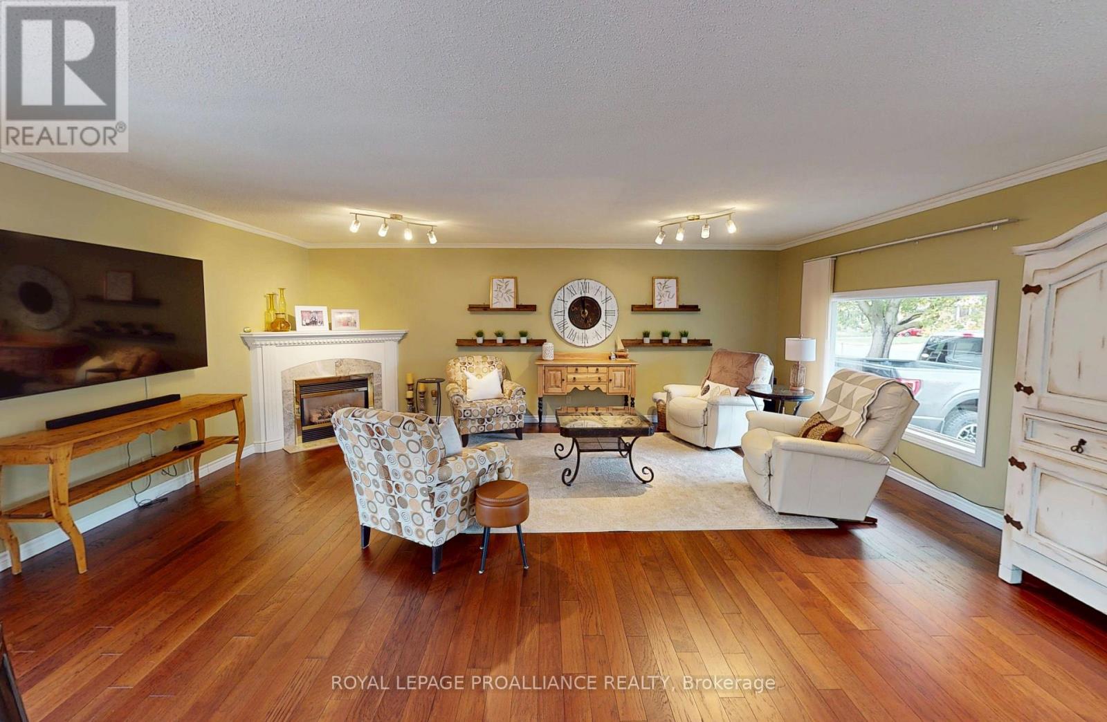 11 Stavebank Road, Belleville, Ontario  K8P 2N7 - Photo 4 - X12513568