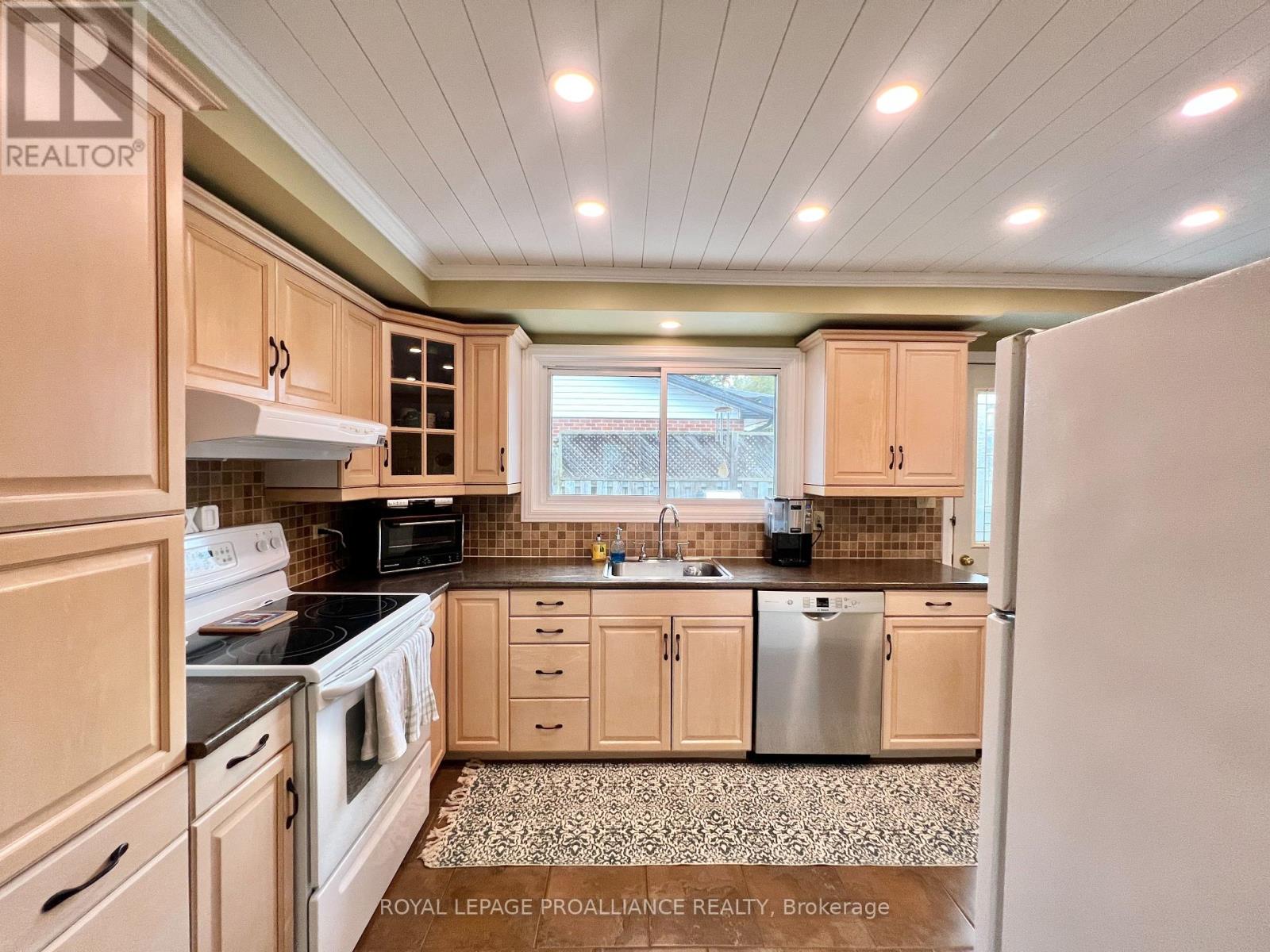 11 Stavebank Road, Belleville, Ontario  K8P 2N7 - Photo 7 - X12513568