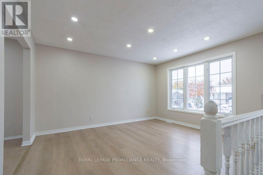 22 Faraday Gardens, Belleville, Ontario  K8P 5J5 - Photo 5 - X12532498