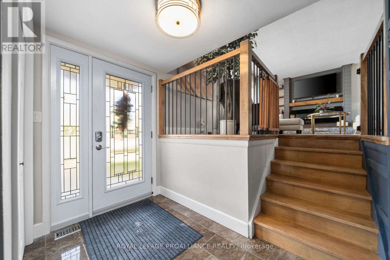 4 Kingsway Court, Belleville, Ontario  K8N 4P1 - Photo 4 - X12541564