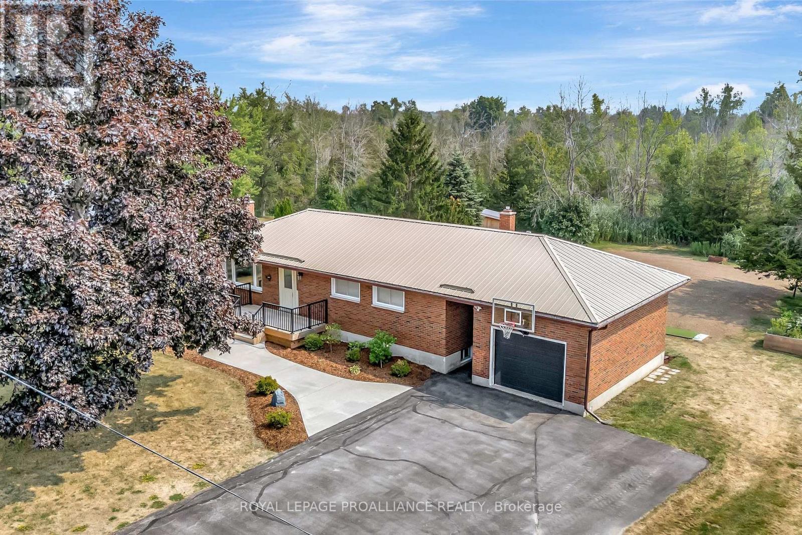 206 Elmwood Drive, Belleville, Ontario  K8N 4Z4 - Photo 3 - X12541850