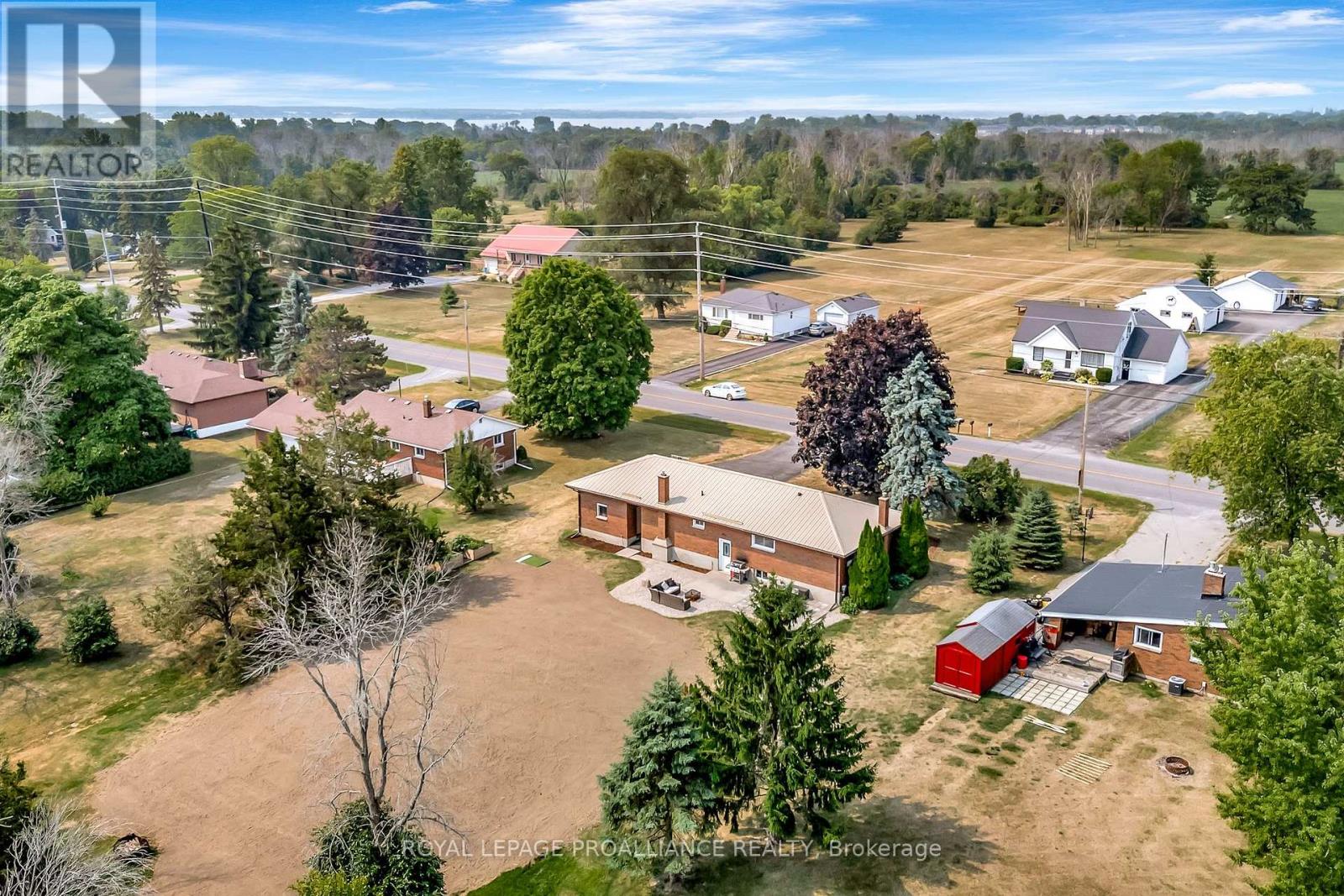 206 Elmwood Drive, Belleville, Ontario  K8N 4Z4 - Photo 4 - X12541850