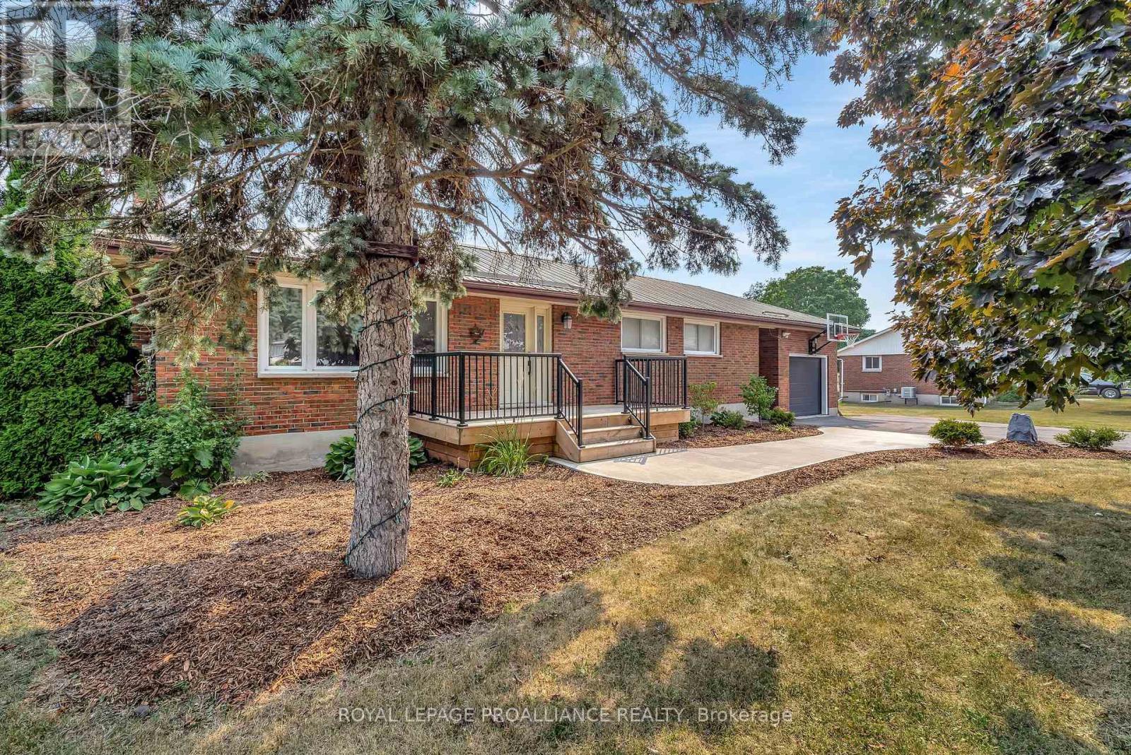 206 Elmwood Drive, Belleville, Ontario  K8N 4Z4 - Photo 7 - X12541850