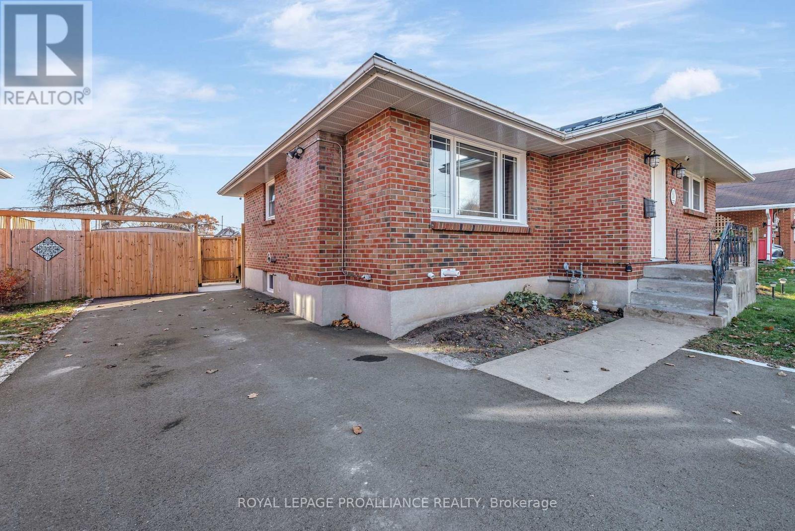 81 Crestview Avenue, Belleville, Ontario  K8N 1W6 - Photo 4 - X12564372