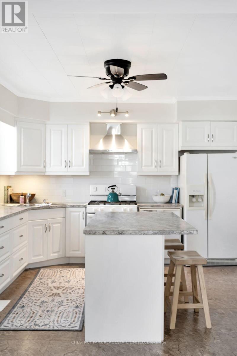 299 Noxon Avenue, Prince Edward County, Ontario  K0K 3L0 - Photo 12 - X12582424