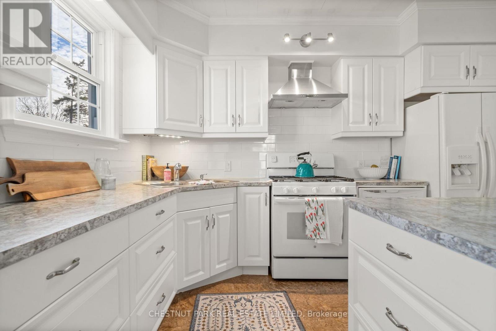 299 Noxon Avenue, Prince Edward County, Ontario  K0K 3L0 - Photo 13 - X12582424