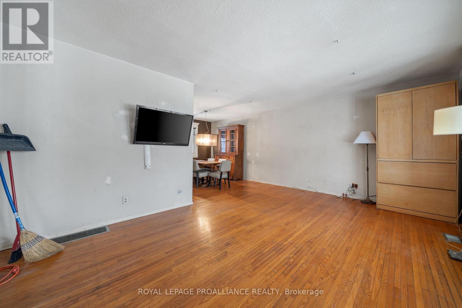 1237 Victoria Road, Prince Edward County, Ontario  K0K 1A0 - Photo 10 - X12604910