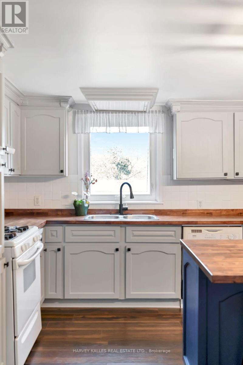 13965 Loyalist Parkway, Prince Edward County, Ontario  K0K 2T0 - Photo 9 - X12635328