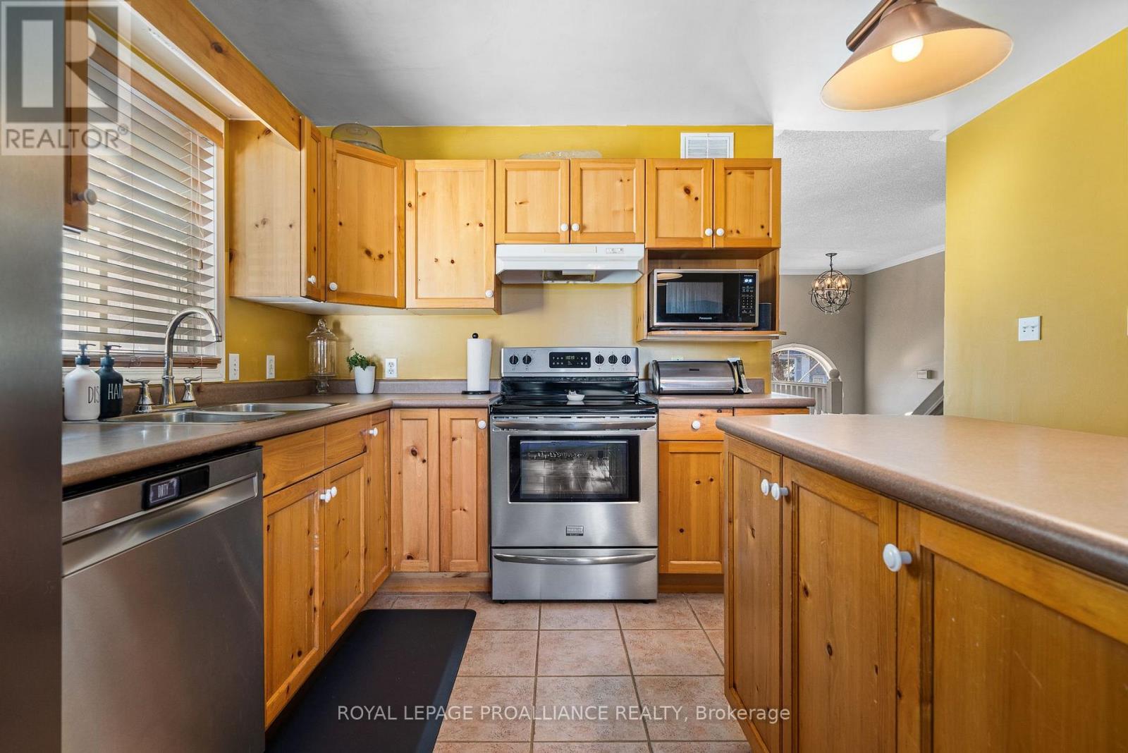 25 Faraday Gardens, Belleville, Ontario  K8P 5J5 - Photo 12 - X12687414