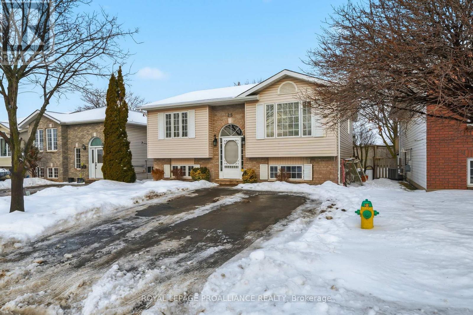 25 Faraday Gardens, Belleville, Ontario  K8P 5J5 - Photo 2 - X12687414