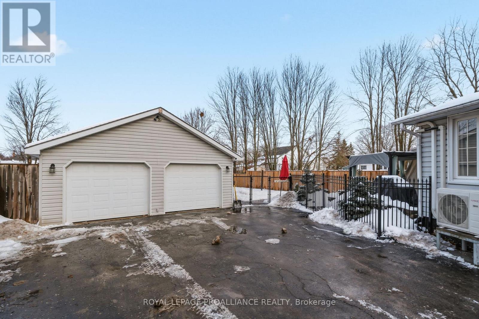 16 Benjamin Street, Belleville, Ontario  K8P 1P7 - Photo 4 - X12689010