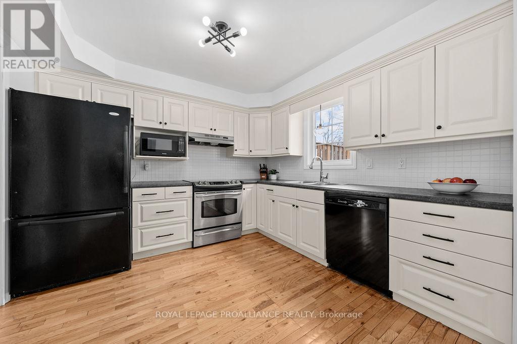 29 Sherwood Crescent, Belleville, Ontario  K8P 5G2 - Photo 12 - X12697742