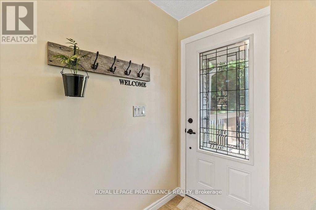 16 Centre Court, Quinte West, Ontario  K0K 2C0 - Photo 4 - X12699194