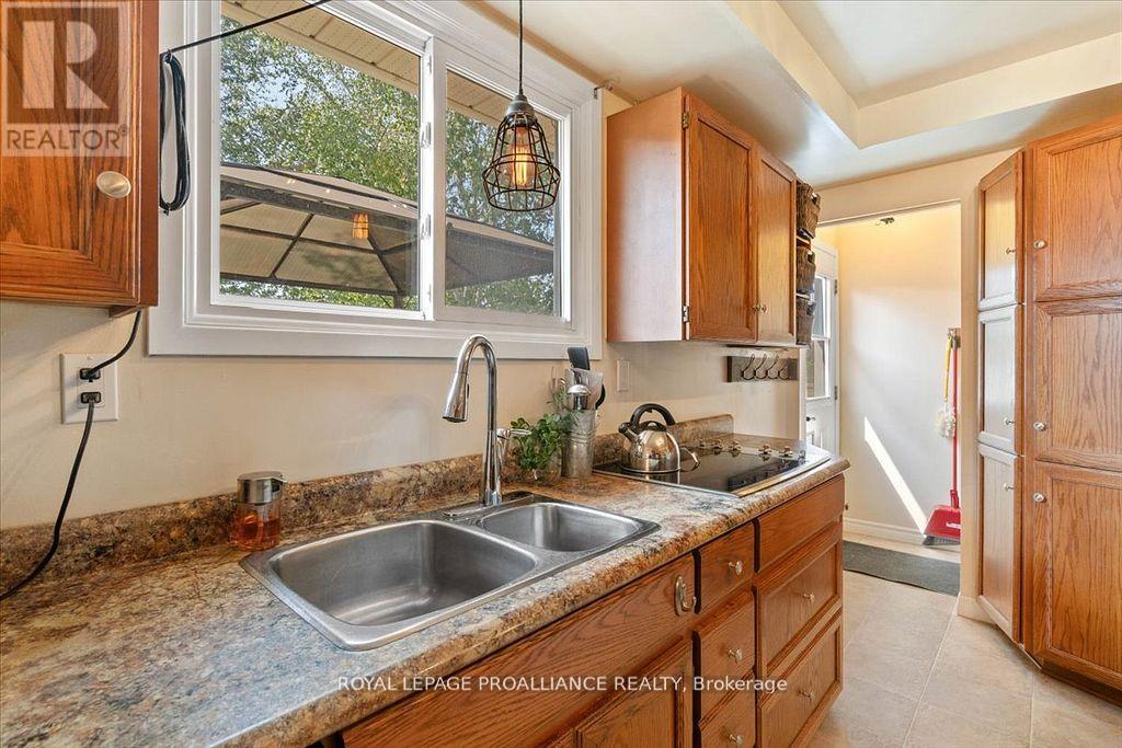 16 Centre Court, Quinte West, Ontario  K0K 2C0 - Photo 6 - X12699194