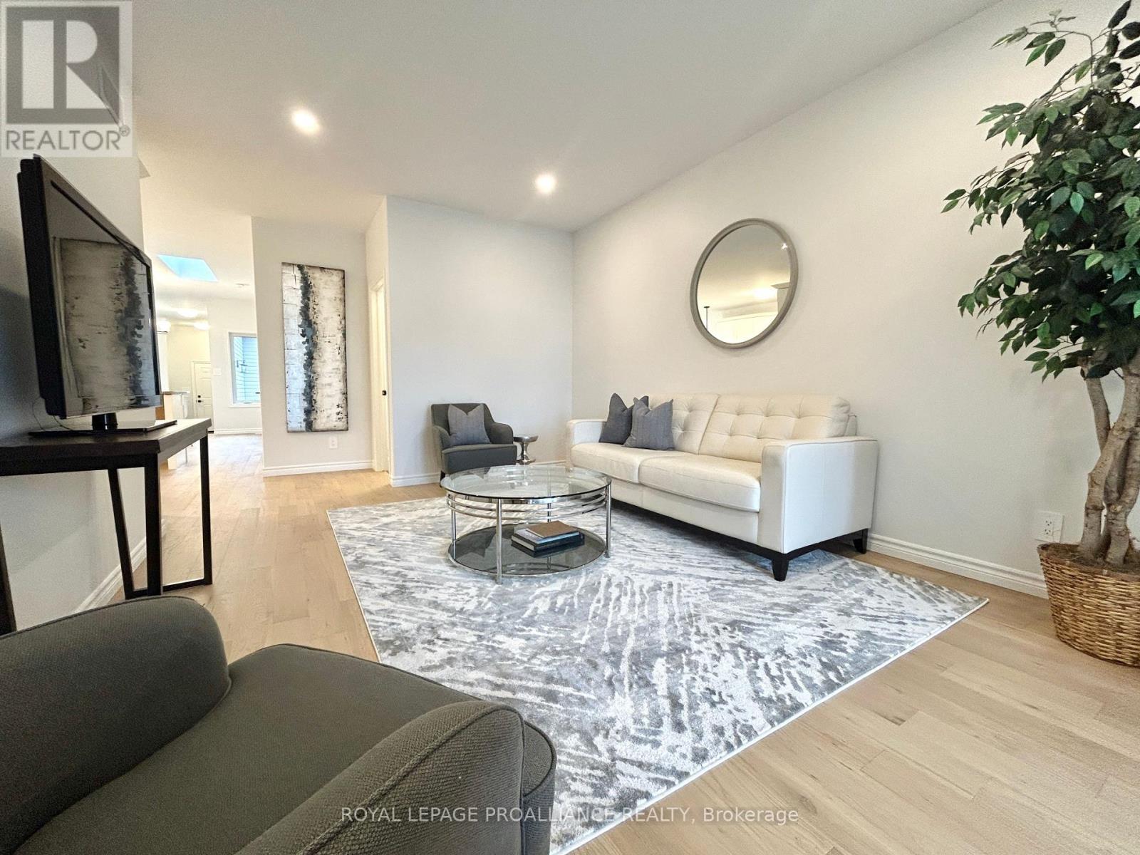 33 Athabaska Drive, Belleville, Ontario  K8N 0T1 - Photo 2 - X12714070