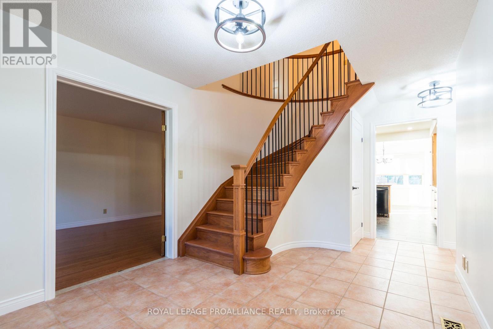 37 Dungannon Drive, Belleville, Ontario  K8P 5E7 - Photo 7 - X12729694