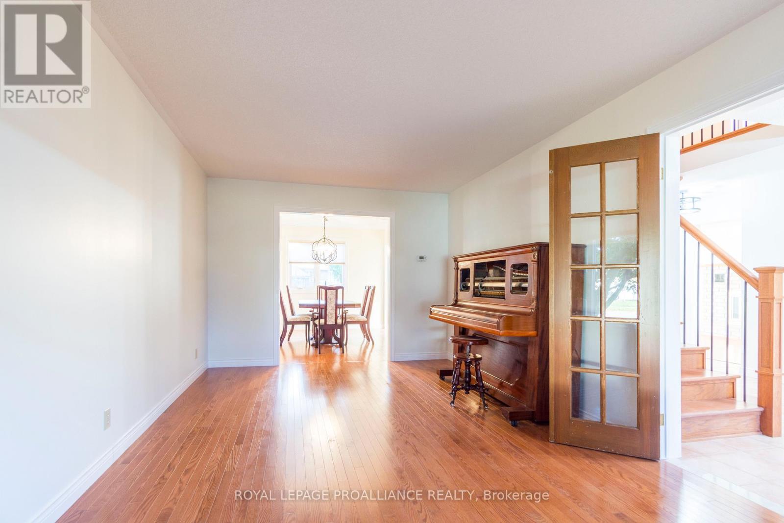 37 Dungannon Drive, Belleville, Ontario  K8P 5E7 - Photo 8 - X12729694