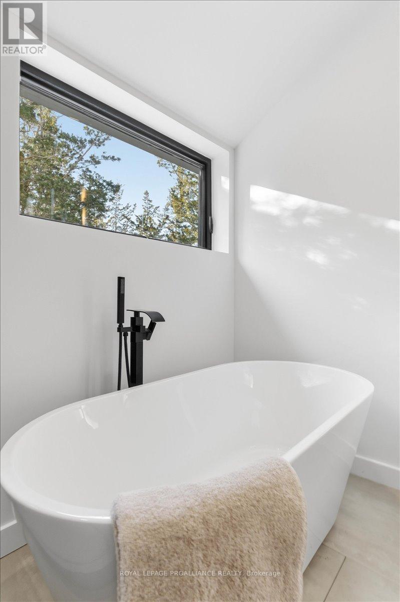 372 Prinyers Cove Crescent, Prince Edward County, Ontario  K0K 2T0 - Photo 27 - X12736504