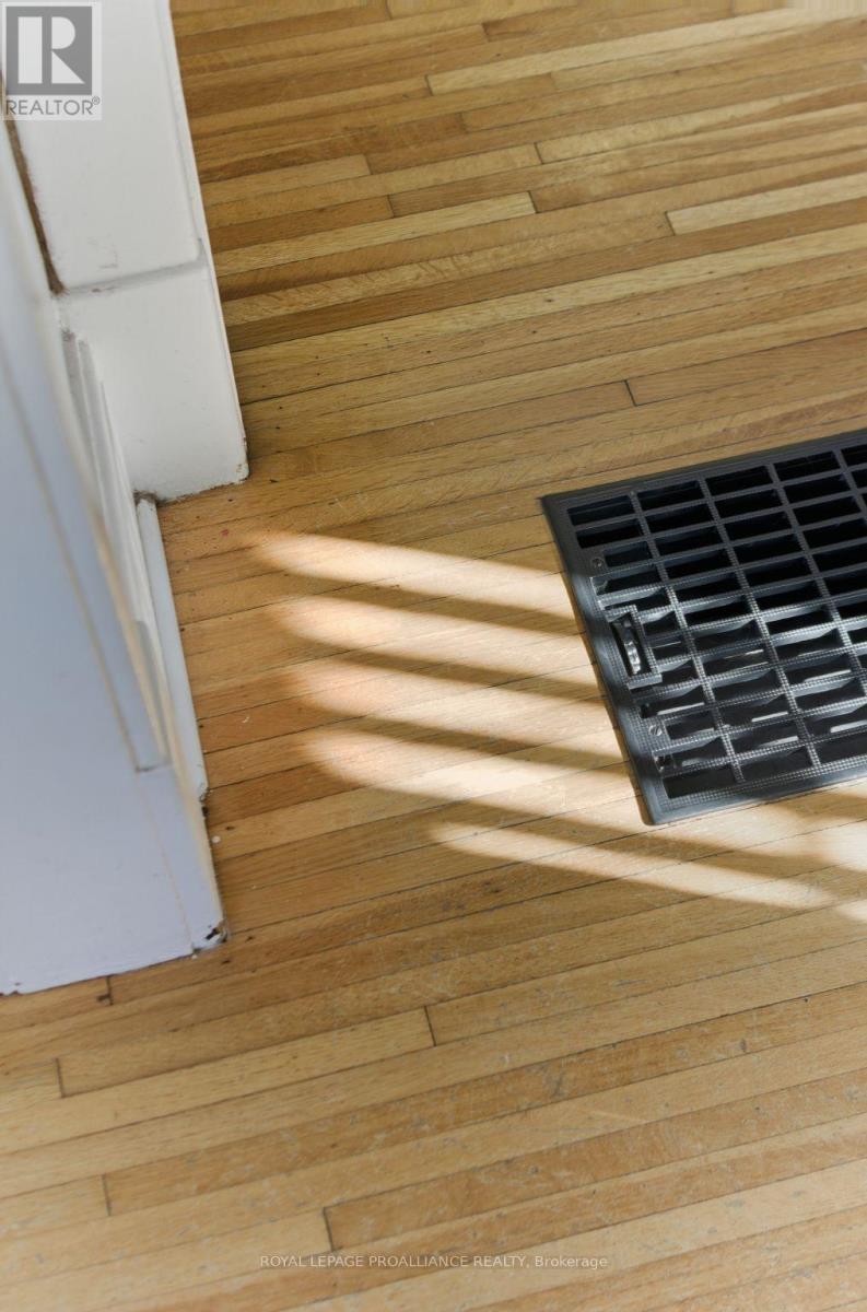 11 Cedar Street, Belleville, Ontario  K8P 3L8 - Photo 10 - X12749352