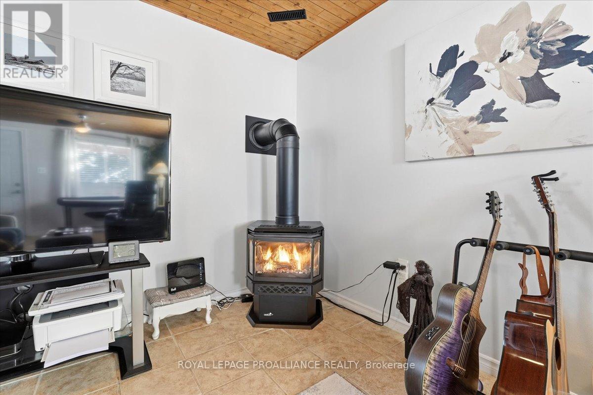 880 North Big Island Road, Prince Edward County, Ontario  K0K 1W0 - Photo 8 - X12754322