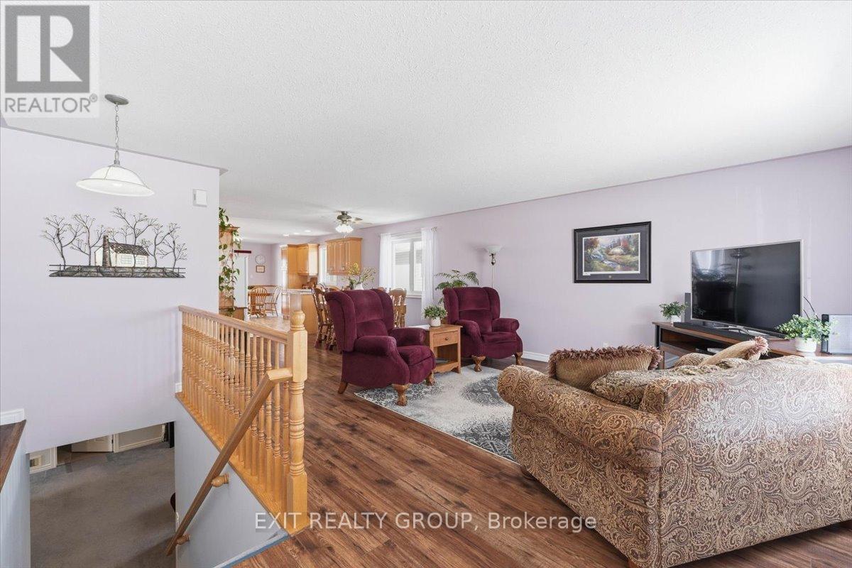 14 Stonegate Crescent, Quinte West, Ontario  K0K 2C0 - Photo 4 - X12778574