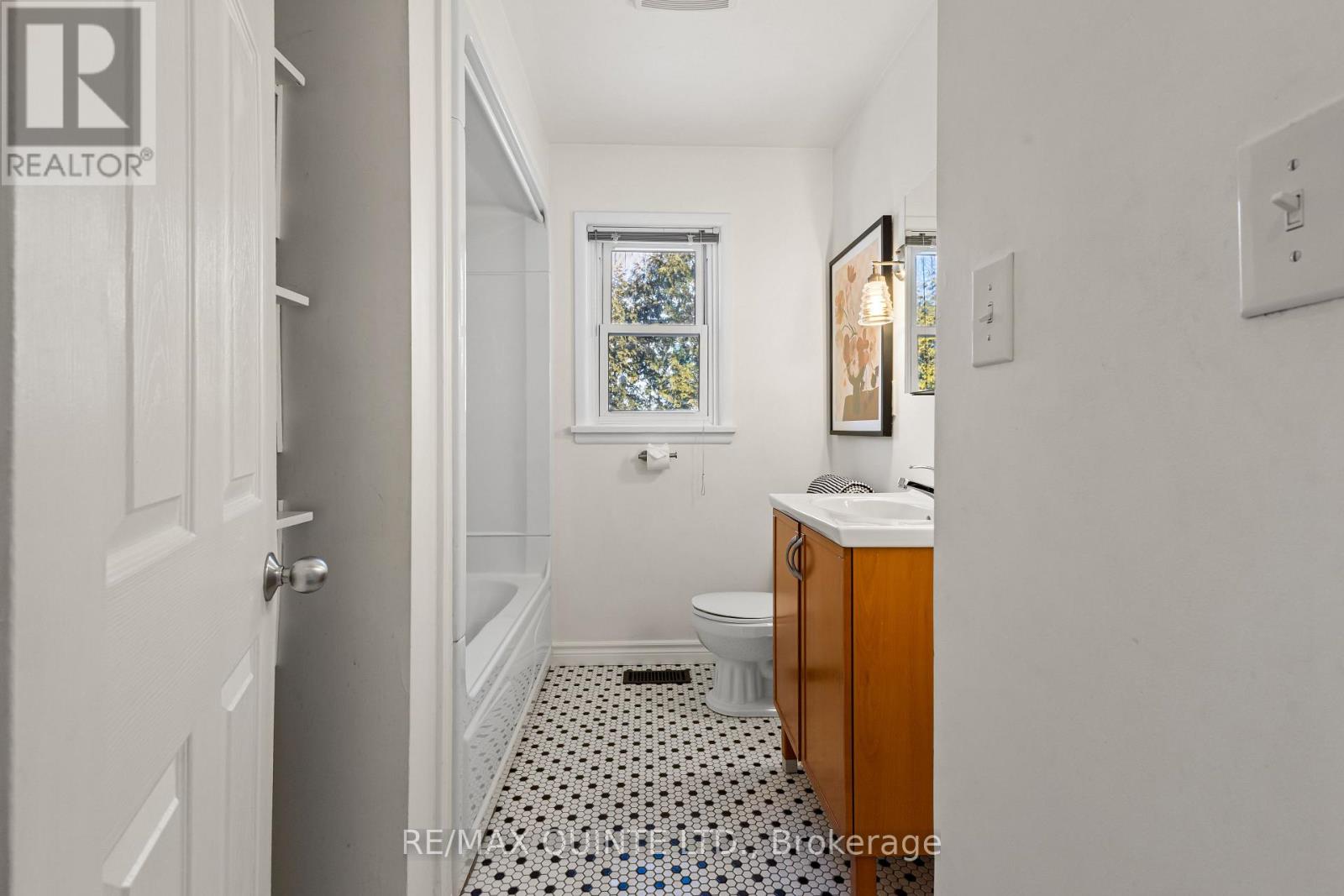 20 Prospect Avenue, Prince Edward County, Ontario  K0K 2T0 - Photo 30 - X12793004